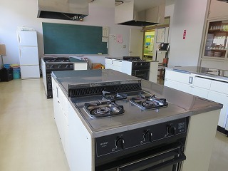 4台の調理台がセッティングされている調理室の写真