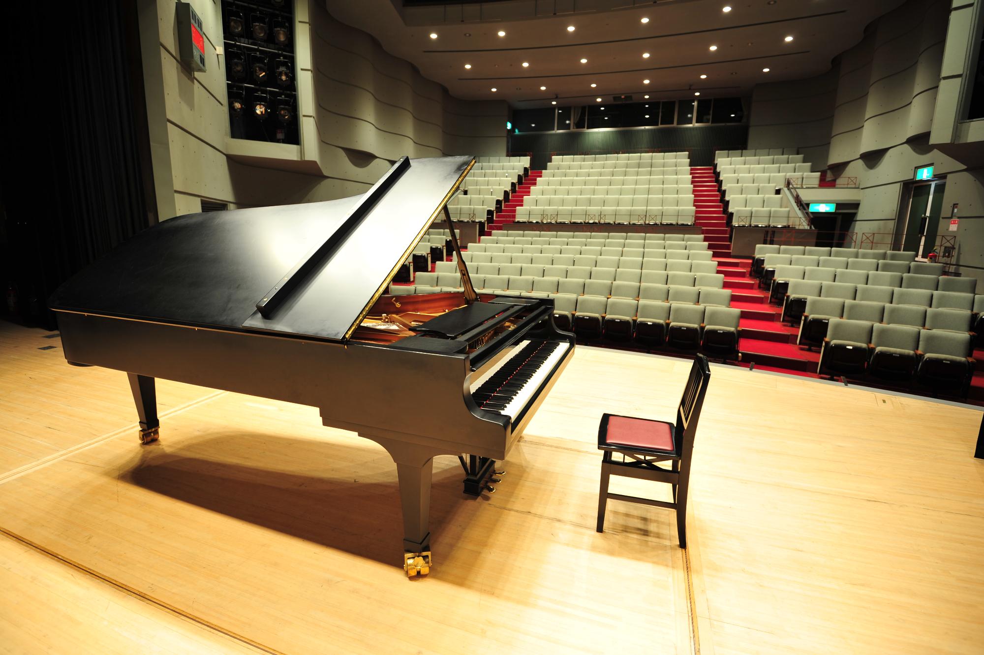 小ホールのステージ上にあるピアノの写真