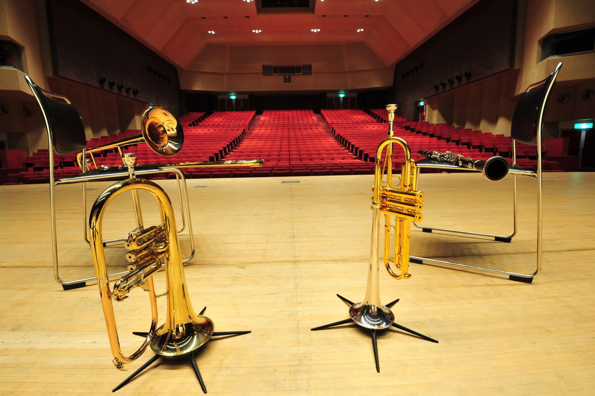 ステージ上にある金管楽器の写真
