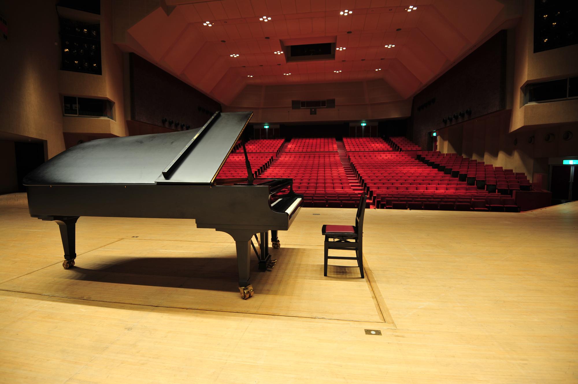 大ホールのステージ上にあるピアノの写真