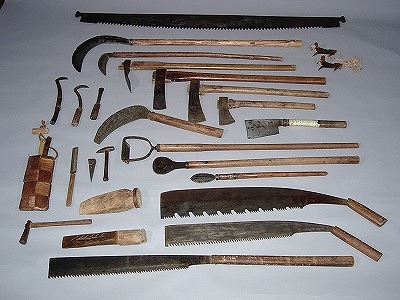 斧やノコギリなど西川材関係用具の一部が多数並べられている写真