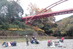 2024年度自然観察会「ひろって集めて！飯能河原の石しらべ」の様子