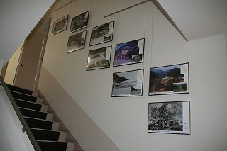 階段の横の壁に写真パネルが飾られている「名栗の風景」コーナーの写真