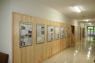 廊下の壁にパネルが展示されている歴史の回廊コーナーの写真