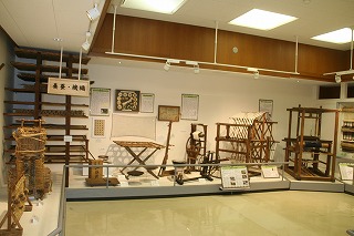養蚕・機織りの道具や資料が展示されているコーナーの写真