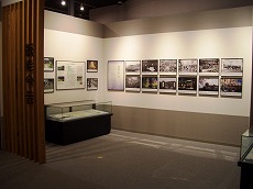 市の歴史を彩る写真なども展示されているコーナーの写真