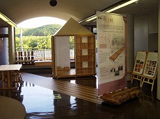 西川材製品の展示の写真