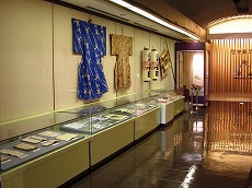 ガラスケースや壁に展示物が並べられた展示ホールの写真
