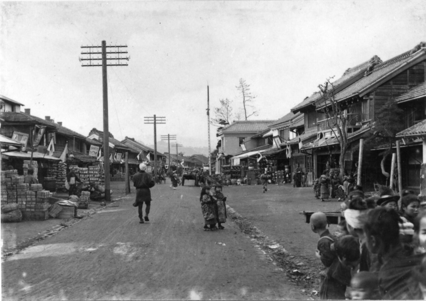 明治時代の大通りの街並みの写真