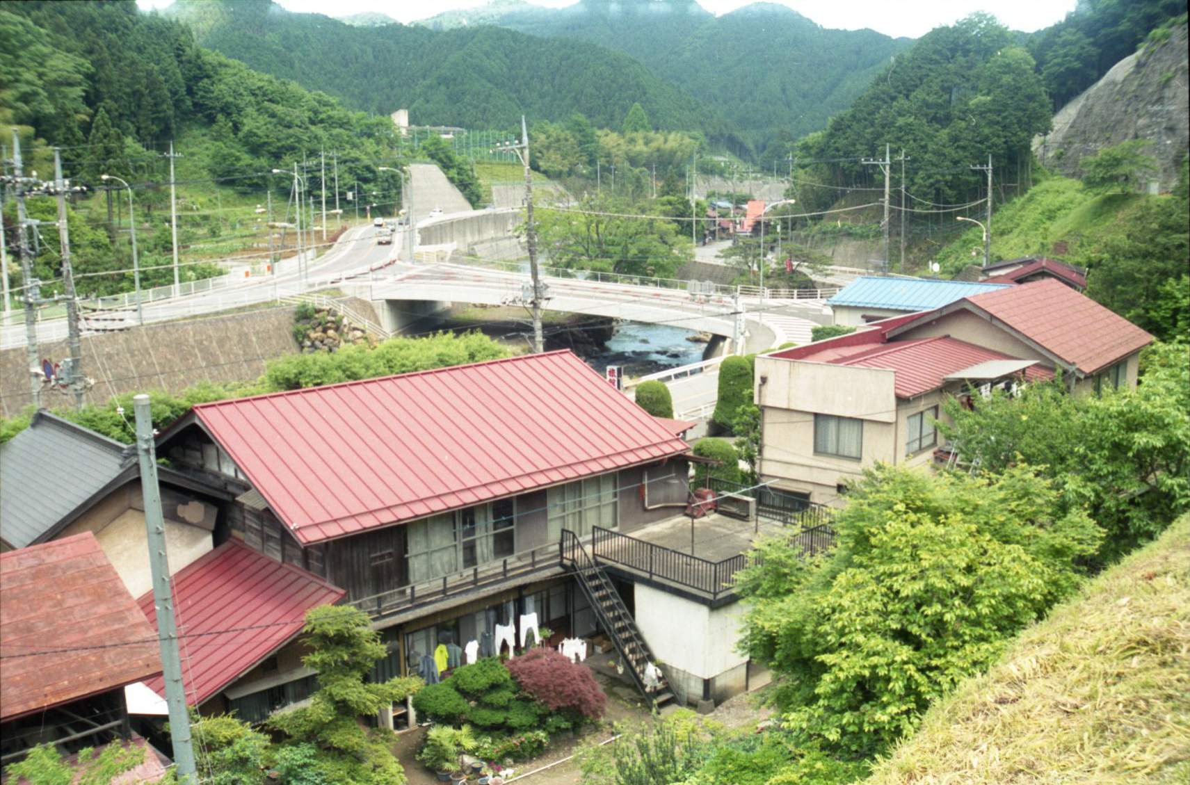 坂石町分の町並み[平成13(2001)年] 吾野駅前広場より