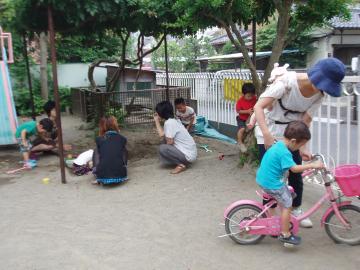 園庭で遊んでいる子ども達の写真