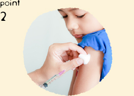 予防接種を受ける男の子